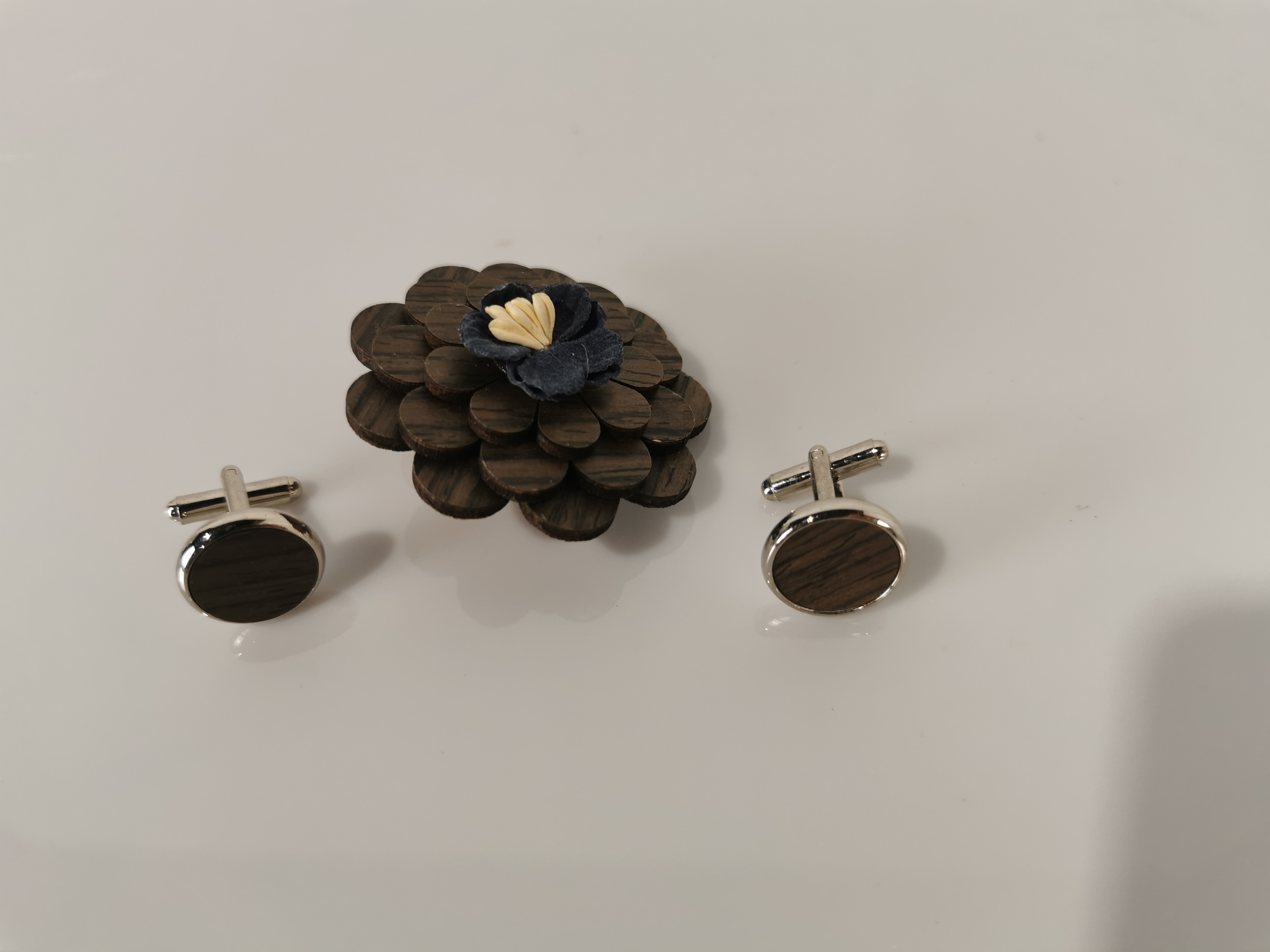 Broche-Pin's fleur en bois et boutons de manchettes  Bon état - Vue 2 - 